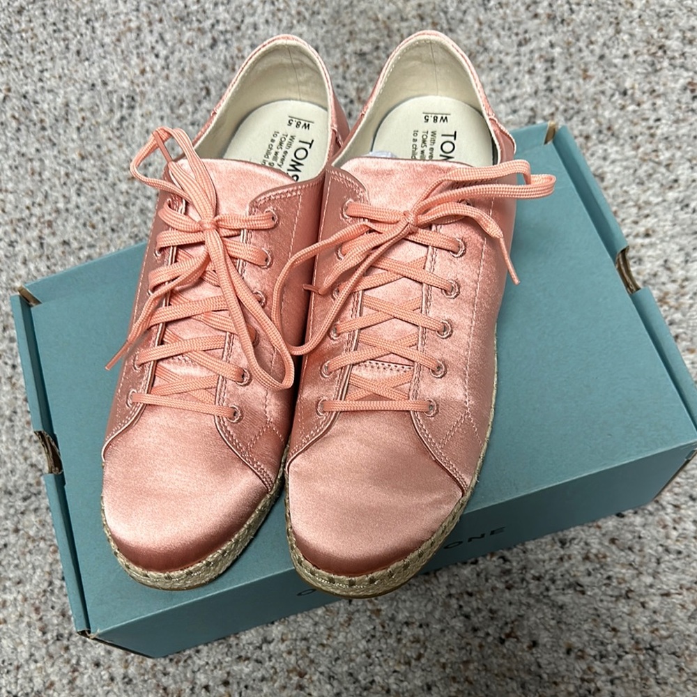 Toms Pink Sneakers Classic Lace-Up Design